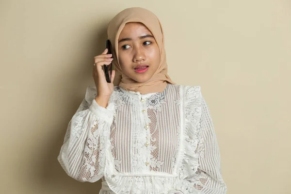 用手机刻画一位年轻的亚裔穆斯林妇女的肖像 — 图库照片