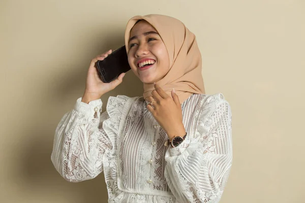 Retrato Una Joven Mujer Musulmana Asiática Usando Teléfono Móvil — Foto de Stock