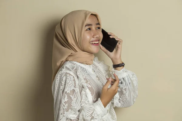 Retrato Uma Jovem Mulher Muçulmana Asiática Usando Telefone Celular — Fotografia de Stock