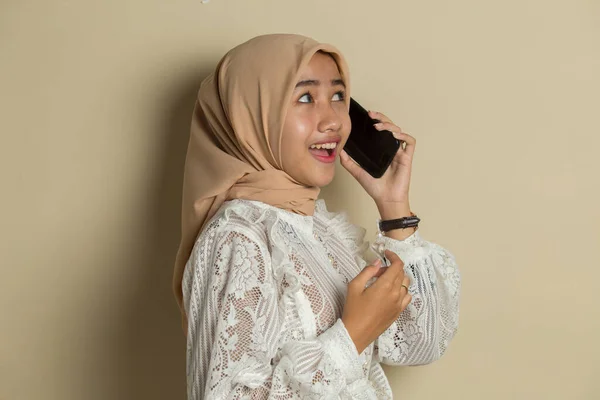 Egy Fiatal Ázsiai Muszlim Portréja Aki Mobiltelefont Használ — Stock Fotó
