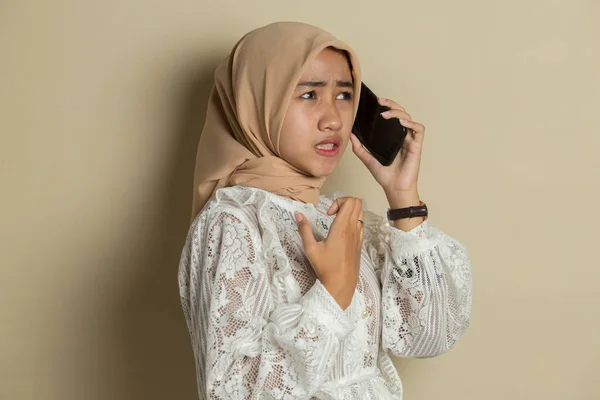 Retrato Uma Jovem Mulher Muçulmana Asiática Usando Telefone Celular — Fotografia de Stock