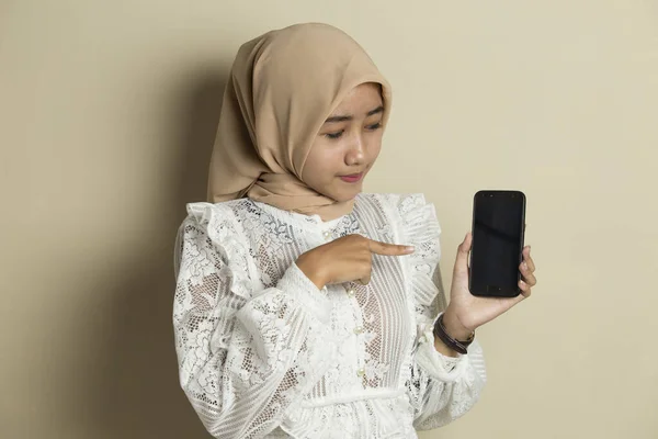 Felice Donna Asiatica Hijab Dimostrando Cellulare Ritratto Ragazza Sorridente — Foto Stock