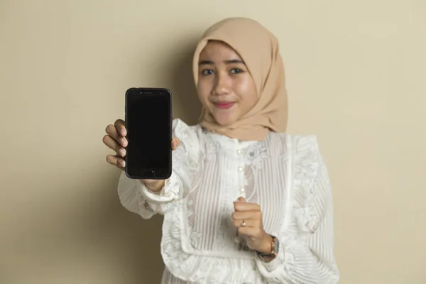 Glad Asiatisk Kvinna Hijab Demonstrerar Mobiltelefon Porträtt Leende Flicka — Stockfoto