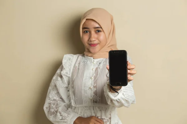 Glad Asiatisk Kvinna Hijab Demonstrerar Mobiltelefon Porträtt Leende Flicka — Stockfoto