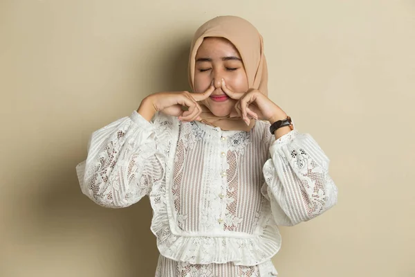 Asiatische Muslimin Hält Ihre Nase Wegen Eines Schlechten Geruchs — Stockfoto