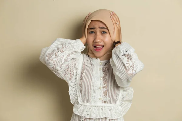 Asiatische Muslimin Trägt Hijab Der Ihre Ohren Bedeckt — Stockfoto