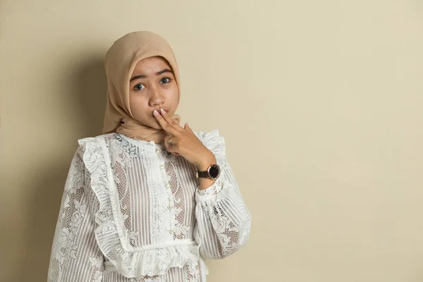 Młoda Azjatka Hidżabie Zaszokowana Zakrywaniem Ust Rękami Przez Pomyłkę Tajna — Zdjęcie stockowe