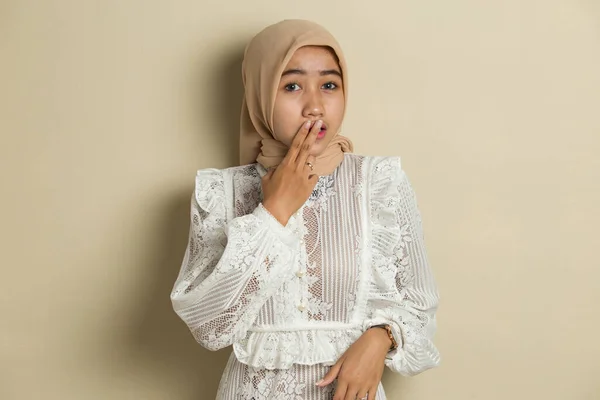 Mladá Asiatka Hidžábu Šokovaně Zakryla Ústa Rukama Když Spletla Tajný — Stock fotografie
