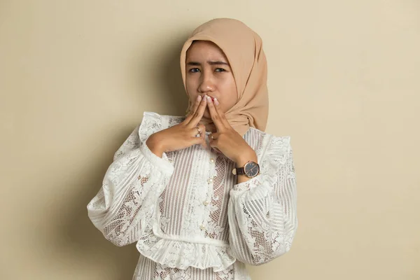 Junge Asiatische Frau Trägt Hijab Schockiert Mund Mit Händen Für — Stockfoto