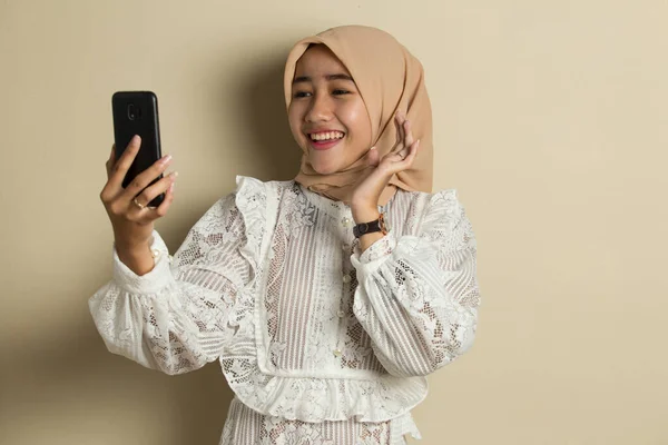 Щаслива Молода Азіатська Мусульманка Використовує Мобільний Телефон — стокове фото