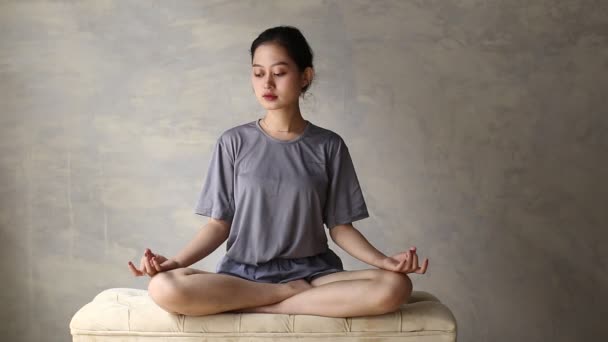 Mulher Asiática Praticam Ioga Meditando Dentro Casa Posição Lótus Sem — Vídeo de Stock