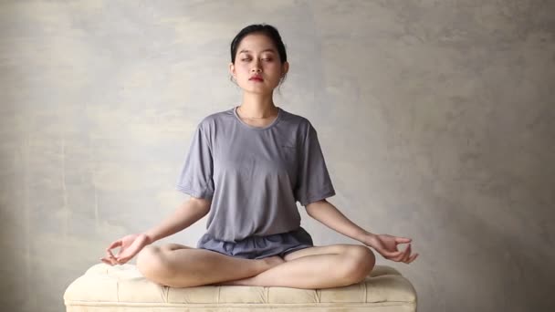 Asian Woman Yoga Practice Meditating Indoors Lotus Position Stress Mindfulness — Stock Video