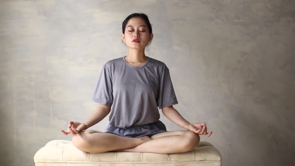 Asian Woman Yoga Practice Meditating Indoors Lotus Position Stress Mindfulness — Stock Video