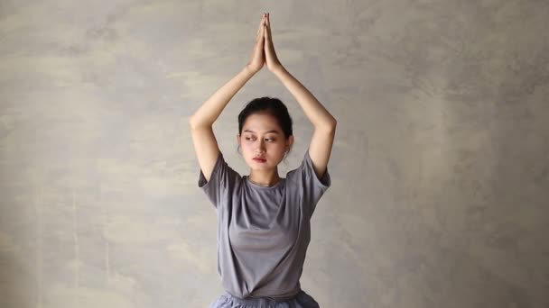 Asian Woman Yoga Practice Meditating Indoors Lotus Position Stress Mindfulness — Stock Video