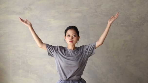 Femme Asiatique Faire Yoga Pratique Méditant Intérieur Position Lotus Pas — Video