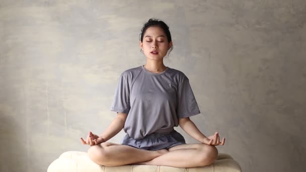 Mulher Asiática Praticam Ioga Meditando Dentro Casa Posição Lótus Sem — Vídeo de Stock