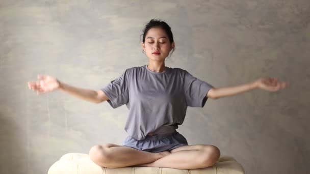 Portrait Fit Sporty Young Asian Woman Doing Stretching — Stock Video