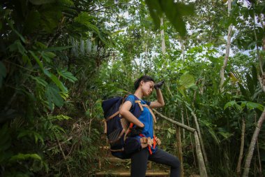 Asyalı kadın yürüyüş yaparken mola veriyor.