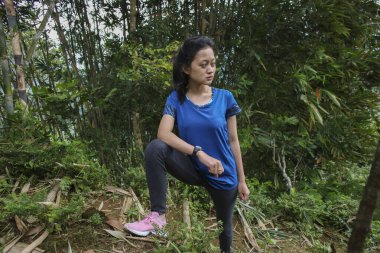 Egzersiz yapan Asyalı genç bir kadının portresi kendini yorgun hissetti.