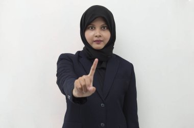 Asyalı Müslüman tesettürlü kadın, el hareketini durdur.