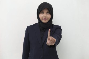 Asyalı Müslüman tesettürlü kadın, el hareketini durdur.