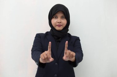 Asyalı Müslüman tesettürlü kadın, el hareketini durdur.