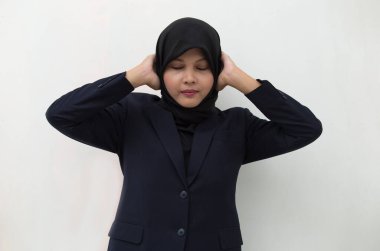 Müslüman genç Asyalı kadın kulaklarını kapatıyor..