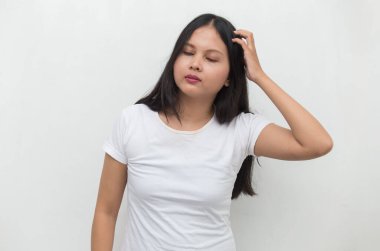 Asyalı genç bir kadının eliyle başını kaşıyan portresi.