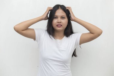 Asyalı genç bir kadının eliyle başını kaşıyan portresi.