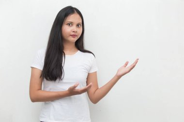 Boş uzayda el işaretli Asyalı kadın.