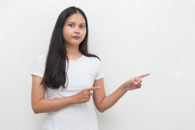 Boş uzayda el işaretli Asyalı kadın.