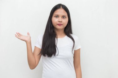 Boş uzayda el işaretli Asyalı kadın.