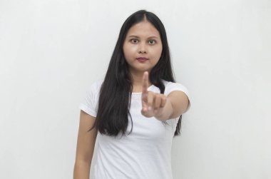 Asyalı kadın elleriyle dur hareketi yapıyor.