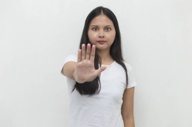 Asyalı kadın elleriyle dur hareketi yapıyor.