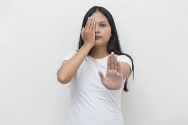 Asyalı kadın elleriyle dur hareketi yapıyor.