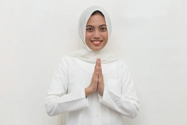 Asiatico Musulmano Donna Accogliente Ospiti — Foto Stock