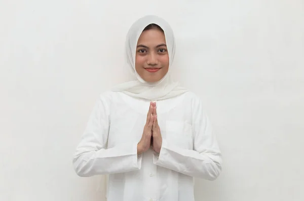 Azjatycki Muzułmanin Kobieta Witając Gości — Zdjęcie stockowe