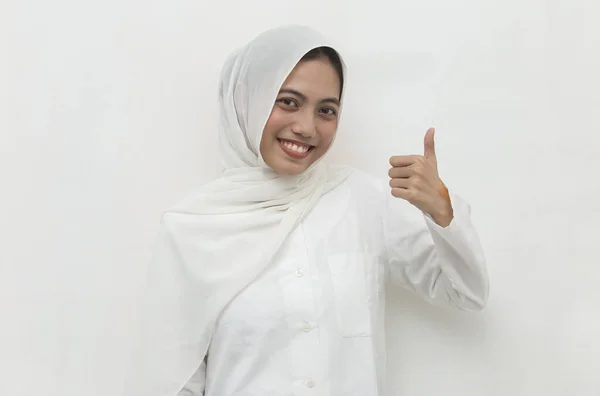 Mujer Musulmana Asiática Usando Hijab Con Gesto Signo — Foto de Stock