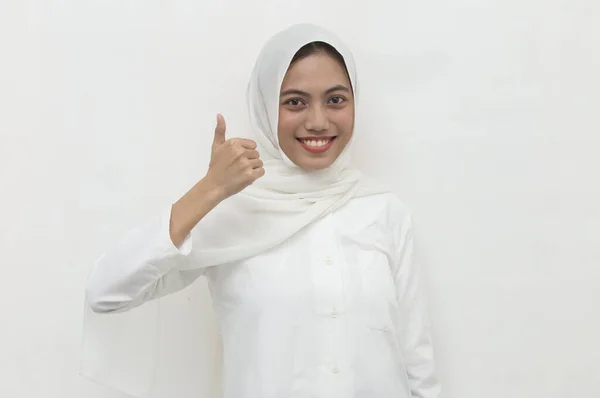 Asiatisk Muslimsk Kvinna Bär Hijab Med Tecken Gest — Stockfoto