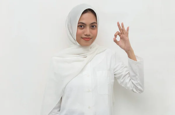 Asian Muslim Woman Wearing Hijab Sign Gesture — Stock Photo, Image