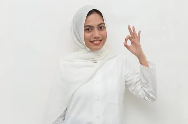 Asiatisk Muslimsk Kvinna Bär Hijab Med Tecken Gest — Stockfoto