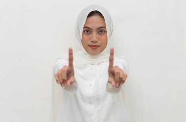 Asyalı Müslüman tesettürlü kadın, el hareketini durdur.