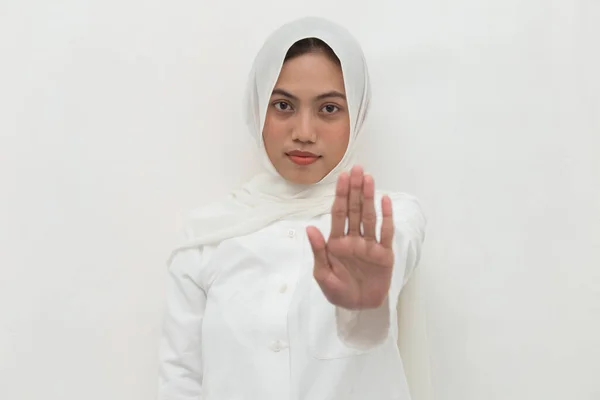 Asiatisk Muslimsk Hijab Kvinna Visar Stopp Händer Gest — Stockfoto