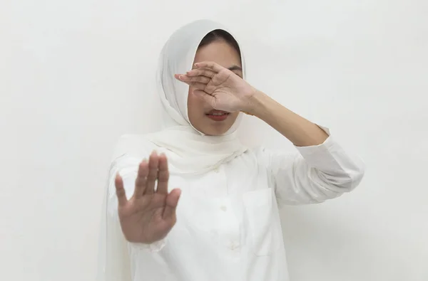 Asiatique Musulman Hijab Femme Montrer Arrêter Mains Geste — Photo