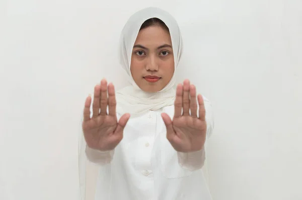 Asiatique Musulman Hijab Femme Montrer Arrêter Mains Geste — Photo