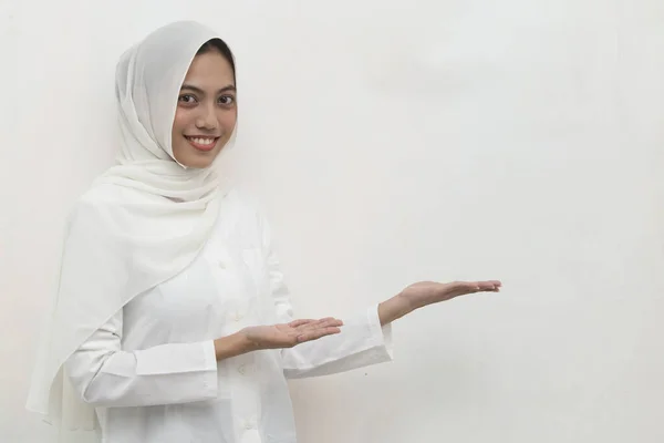 Ung Asiatisk Muslimsk Kvinna Som Bär Hijab Leende Självsäker Pekar — Stockfoto