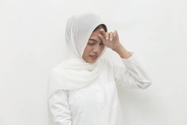 Stresli, başı ağrıyan Müslüman kadın portresi; baş dönmesi, baş dönmesi, migren, akşamdan kalma, sağlık hizmeti konsepti; genç yetişkin Asyalı kadın modeli