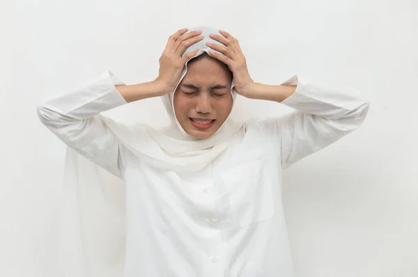 頭痛の種を持つストレスの多い病気のイスラム教徒の女性の肖像 目まい 片頭痛の種 ハングオーバー ヘルスケアの概念 若い大人のアジアの女性モデル — ストック写真