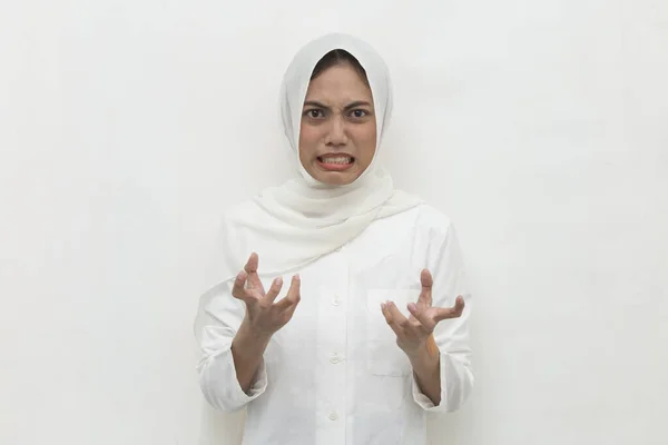 憎しみ 怒りの概念 怒っている感情的なイスラム教徒女性でヒジャーブの叫び — ストック写真