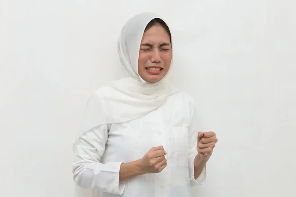 憎しみ 怒りの概念 怒っている感情的なイスラム教徒女性でヒジャーブの叫び — ストック写真